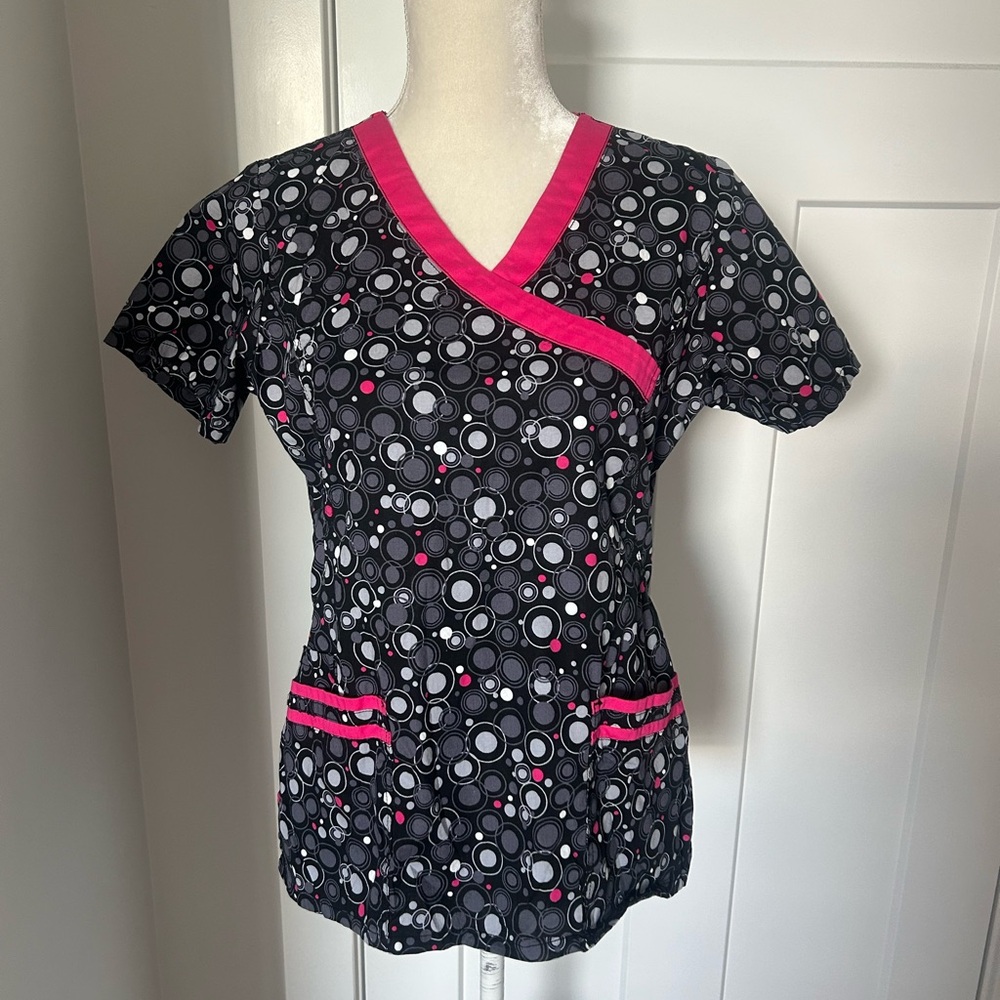 Maevn Geometric Print Scrub Top